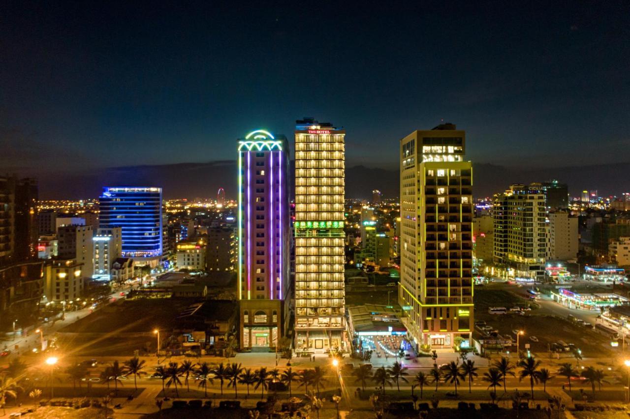 Tms Hotel Da Nang Beach Dış mekan fotoğraf Santiago skyline at night